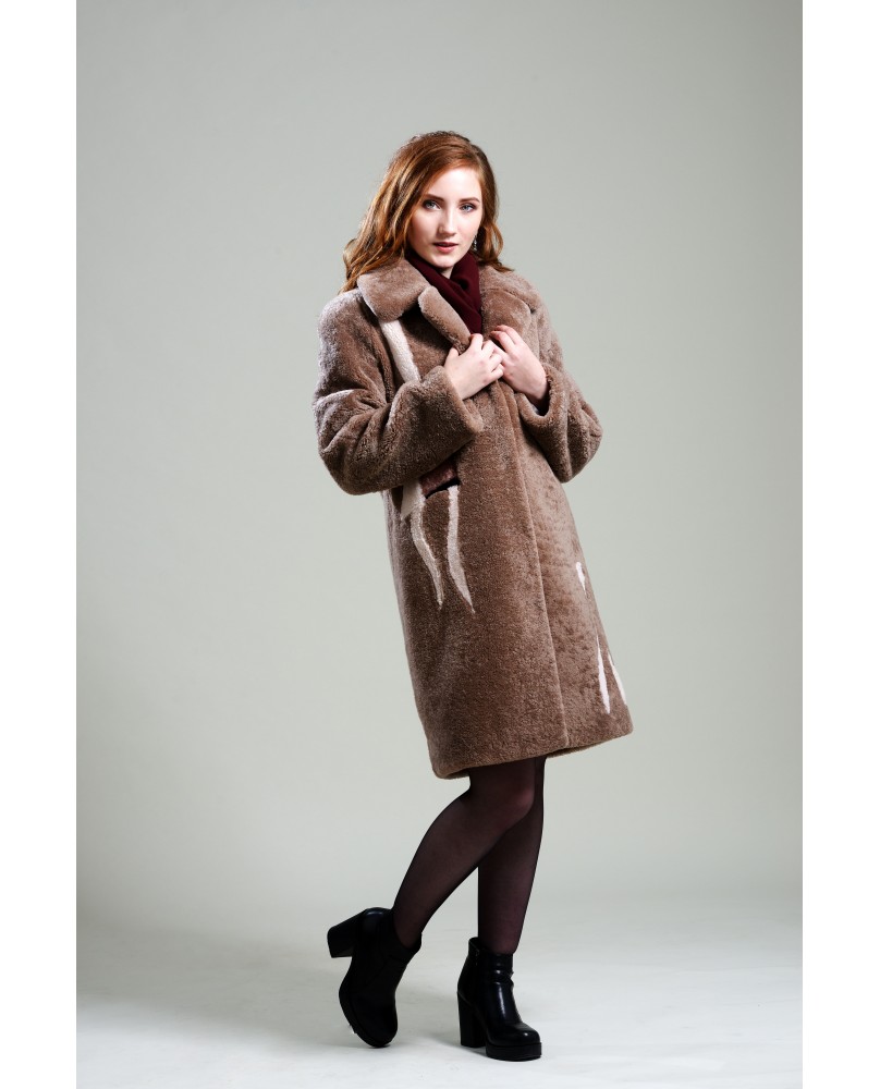 Пальто женское из натурального меха; Модель: M-19-19; Цвет: коричневый; Мех: овчина; 